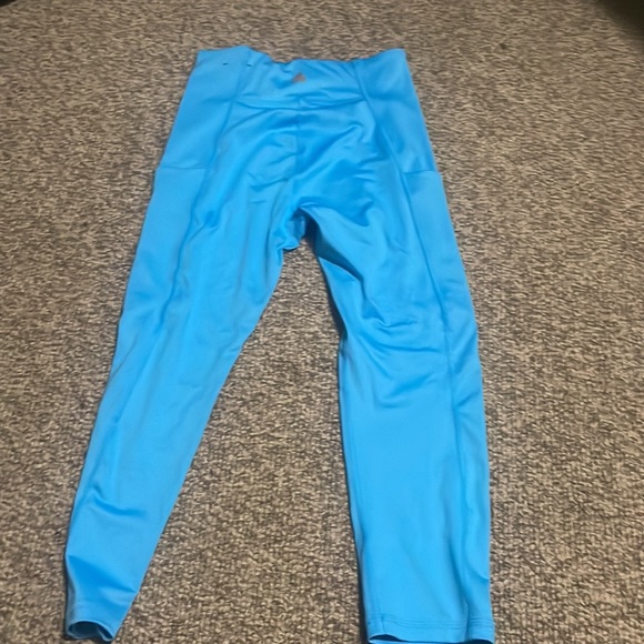 blue workout cropped leggings. - Picture 2 of 4